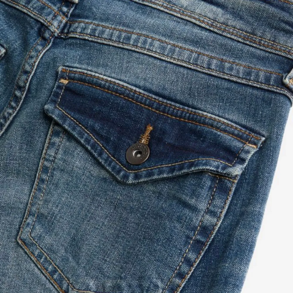Säljer mina mörkblå jeans med fickor från hm som nästan är slut sålda🫶🏻Storlek 38, sitter rätt så bra i längden på mig som är 168 cm⭐️defekt i midjan men skriv för mer bilder vid intresse❤️. Jeans & Byxor.