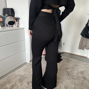 Svarta kostymbyxor - Ett par simpla kostymbyxor från hm som funkar extremt bra under vardagen med hjälp av det sköna materialet som de har 🖤