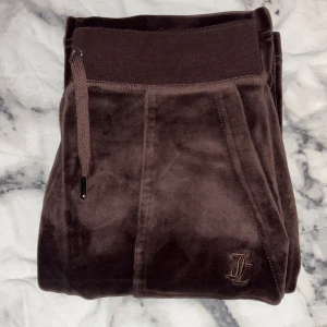JUICY COUTURE BYXOR - Bruna Juicybyxor utan några defekter alls. Använd 2 gånger. Priset kan diskuteras, hör gärna av er vid frågor eller funderingar 💕