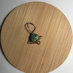 Planet halsbandshänge  - Planet halsbandshänge av tree-agat. Nytt oanvänt och handgjort. Kontakta gärna vid frågor och innan köp☺️💍🪐 Notera: kristallen kommer inte se likadan ut på varje smycke p.g.a naturlig sten 🔮🌸🐚💍🌺☺️💍