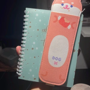 Läder Bokmärke - Shiba Inu Dog  - Sparsamt använd, perfekt som bokmärke och pennbevarare (för 2 pennor. Bandet är elastiskt där bak och användbar främst till block och lite större böcker, mitt exempel är en A5 bok (typ) Frågor? Kom Dm! ☀️💕