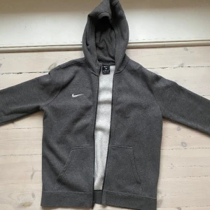 Nike kofta - En väldigt skön och enkel Nike kofta som kan användas på gymmet eller bara som en allmänt skön tröja. Inga defekter.