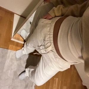 Linnebyxor  - Härliga linnebyxor perfekt för sommar!! Från mango, inga fläckar använt jätte sparsamt! En av mina favoriter!💗💗💗☺️☺️