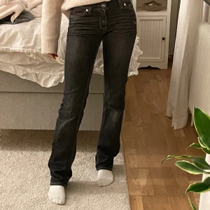 Lågmidjade bootcut jeans - säljer dessa superfina grå/svarta  lågmidjade bootcutjeans💘 köpta second hand och finns slitage längst ner vid fotänden, men superfina överlag!! 