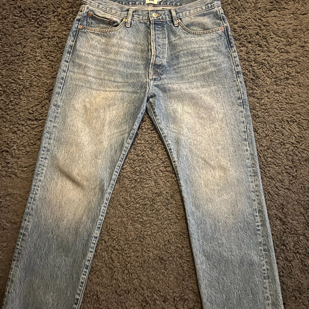 En par fina jeans från lager 157 i storlek 32/32 dem sitter straight leg. Skick 9/10 sparsamt använda hör gärna av er vid ytligare frågor eller funderingar🙌🥂. Jeans & Byxor.