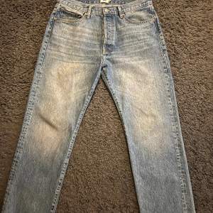 En par fina jeans från lager 157 i storlek 32/32 dem sitter straight leg. Skick 9/10 sparsamt använda hör gärna av er vid ytligare frågor eller funderingar🙌🥂