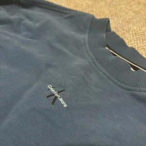 Calvin Klein marinblå sweatshirt  - Aldrig använd. Passar både killar och tjejer. Storlek L men den är liten i storleken. Skulle säga att den mer är en M