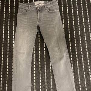 Säljer ett par exklusiva jeans från Jacob Cohen, gjord av extremt mjukt stretchmaterial vilket gör jeansen väldigt bekväma.