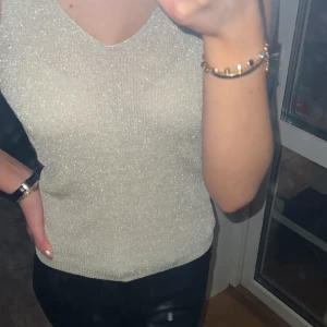 Fin topp - Jättefin guld glittrig topp! Liten lite defekt (syns på bild 3) men märks inte av. 