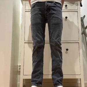 Neuw lou straight jeans - Säljer nu dom här snygga jeansen från Neuw. Dom har inte gått till användning så mkt och därför beslutade jag mig för att sälja. Färgen är typ ljusblå blandat med grått. Orginal pris 1500kr. Hör av er om ni har frågor och pris kan diskuteras.