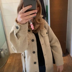 Kappa  - Jag säljer denna super fina kappa från zara!!  i storlek 34 vilket motsvarar xs/s säljer pga at jag köpt en annan .i bra skick med någon fläck men absolut inget märk värdigt !