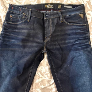 Lågmidjade jeans - Lågmidjade jeans i en straight modell.  Midjemått:39cm