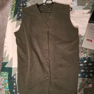 Grön väst - Fint skick. Lite nopprig på vissa ställen, men går att ta bort med en borttagnings apparat för noppor.  😊💖