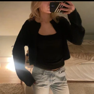 Mörkblå kofta - Jätte mjuk marinblå kofta som är lite randig i mönstret🥰😌😌