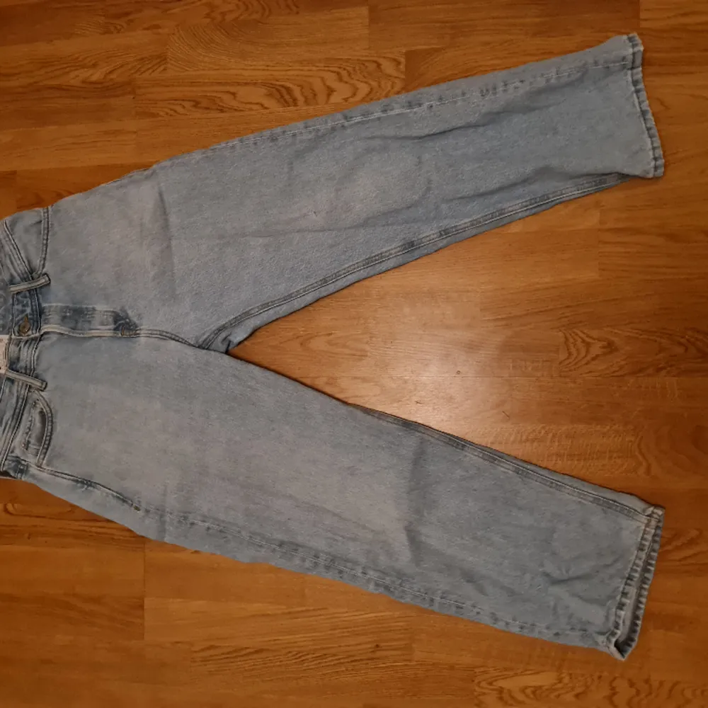 Ett par fina jeans från jack and jones i bra skick. Jeansen är i storlek w29 l30 Säljes på grund av att dem inte passar mig längre om det är något du undrar är det bara att skriva. Jeans & Byxor.