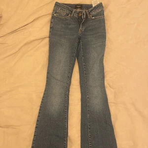 Jeans - Flare jeans från veromoda! Storlek 26/30 men skulle säga ätt det är rätt så små i storleken 