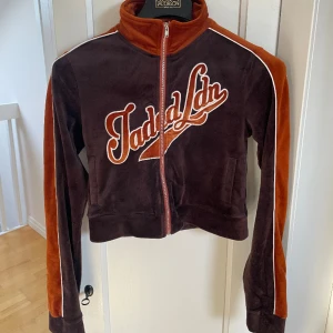 Jaded London Kofta - Brun kofta i sammet från Jaded London, storlek 36. Aldrig använd, nytt skick. 