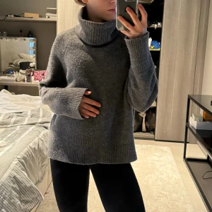 Stickad polotröja - Superskön stickad tröja med polokrage den zara🩶