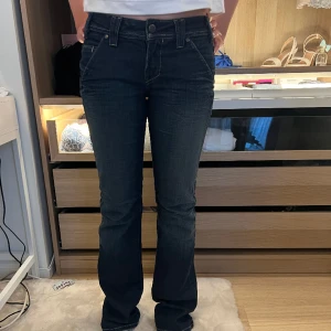 Vintage jeans - Säljer dessa vintage jeans i storlek 25, midjemått 35 (tvärsöver), innerbenslängd 82. Är 164 och dom är lite långa på mig. Köp för 500kr🙌🏻