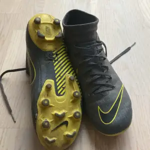 Nike fotbollsskor i storlek 39, på bild 2 kan du se att skorna har lite förstörelse men annars bra skick, sköna