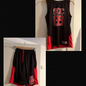 Basket sätt - Säljer ett jätte fint basket sätt (shorts & linne ) I nyskick och har inga hål är fläckar knappt använda  Man kan vända ut och in så det blir två olika färger  Passar storlekar från S till M  Sitter tajtare på M och lite löst på S men inte baggy 