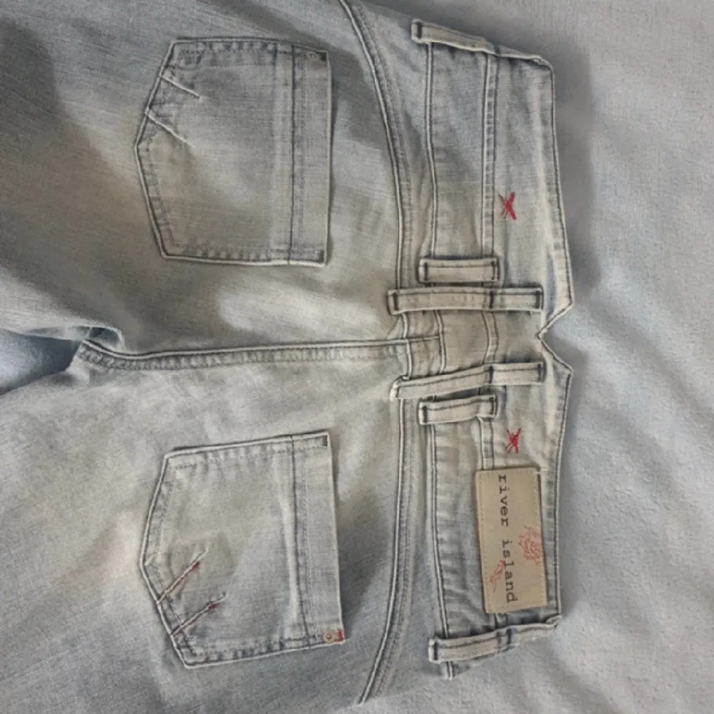 Säljer dessa skit snygga river island jeans, för att dem tyvärr är för stora för mig. . Jeans & Byxor.