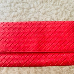 Bottega Veneta  - Super fin rese organiser i från  bottega Veneta .  Passfodral, myntfack  samt Plåmbok till pengar och kort. Den kan även bäras som cluch på kvällen 👌 Färgen än något mörkare än bilderna! I finaste lammskinn. 12000kr i inköp