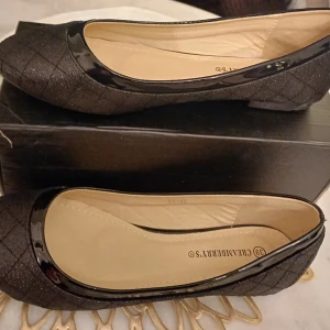 Nya snygga svart glittrade ballerinaskor  - Nya aldrig använda svart glittrande ballerinaskor.