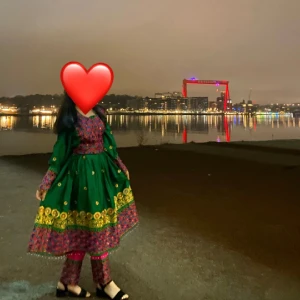 Afghansk klänning  - Säljer afghansk klänningen, storlek S/M, har använt den bara två gånger, säljer den för 1200kr:) klänningen har även en rosa slöja med sig.