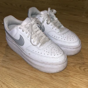 Nike Court Vision Alta - Använda sparsamt, inga slitningar på sulorna, se bild. Lite smuts