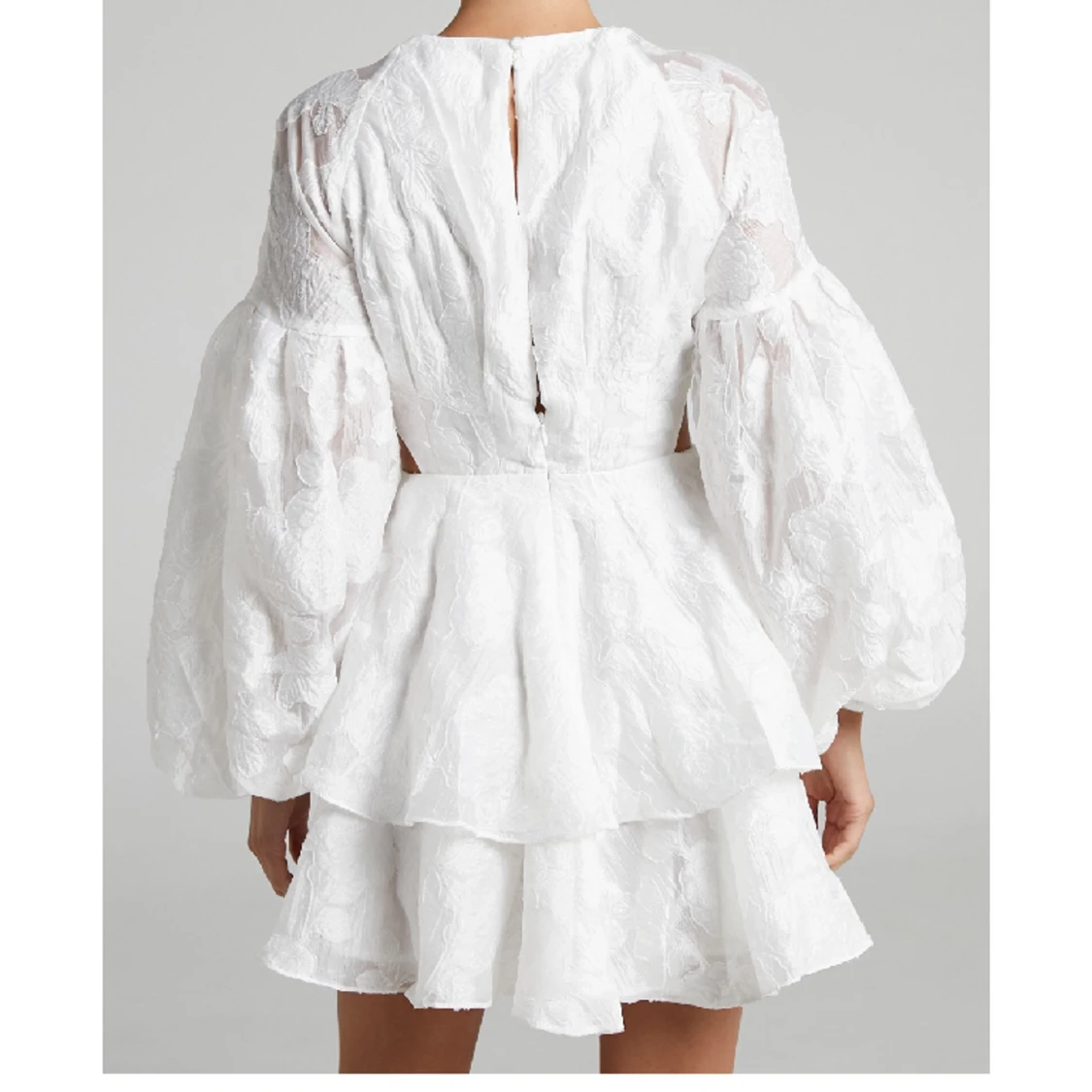 En jättefin oanvänd vit klänning från Showpo. Passar perfekt nu till sommaren eller också för studenten. Orginalpriset var: 800kr - 91