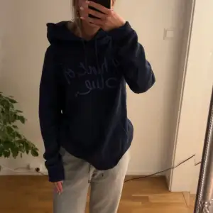 marinblå hoodie med trycket ”a hint of blue”