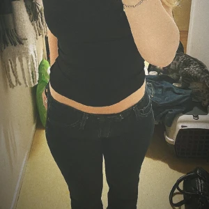 Lågmidjade jeans  - Super Lågmidjade jeans i mörk blå, köpt på Plick men passade inte mig så bra, midjemått 39 ungefär, passar nån runt 161 lite långa på mig, skriv vid fler bilder eller frågor!🫶🏼