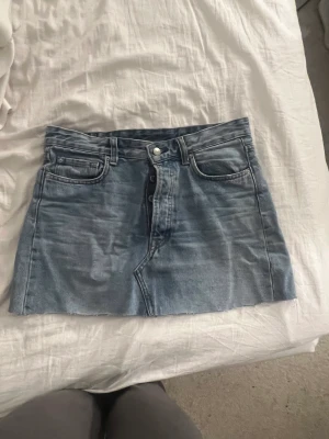 Lågmidjad jeans kjol - Jötte fin lågmidjad jeans kjol i ljus blå. Tyvärr va den för stor på mig. Därför säljer jag. Skriv för fler bilder ❤️tryck gärna köp nu