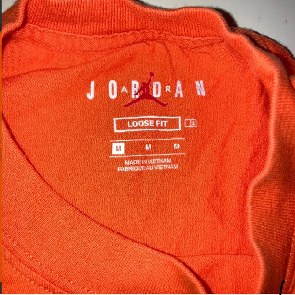 Helt ny oanvänd Jordans i orange storlek M . T-shirts.