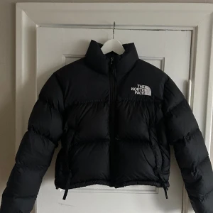 The North Face jacka - Säljer denna croppade the north face jacka då den inte passar mig längre, endast använd en vinter💕