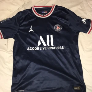 Fotbolls tröja - Säljer denna psg tröjan som är för stor 