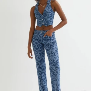 Jeans set - Västen är i storlek 36/S och byxorna i storlek 42/M. 150kr för båda. Byxorna är low waist.