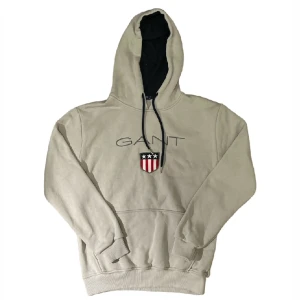 Gant hoodie/huvtröja - säljer denna mysiga gant hoodien! den är i väldigt bra skick med inga defekter. den är i storlek L men passar S-M. om du har frågor så är det bara att kontakta mig.