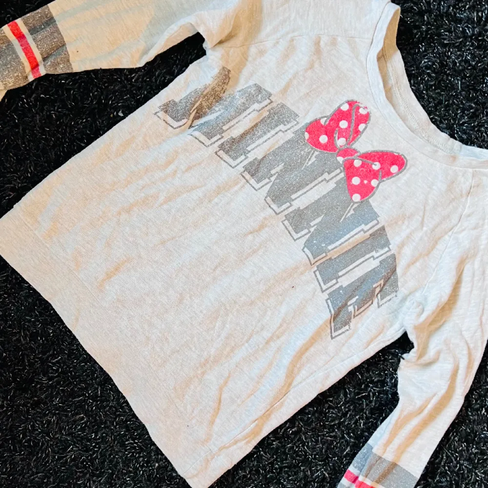 Superfin Mimmi Pigg tröja från Disneyland . Lite ”använd stil” på designen men den var designad så. . Tröjor & Koftor.