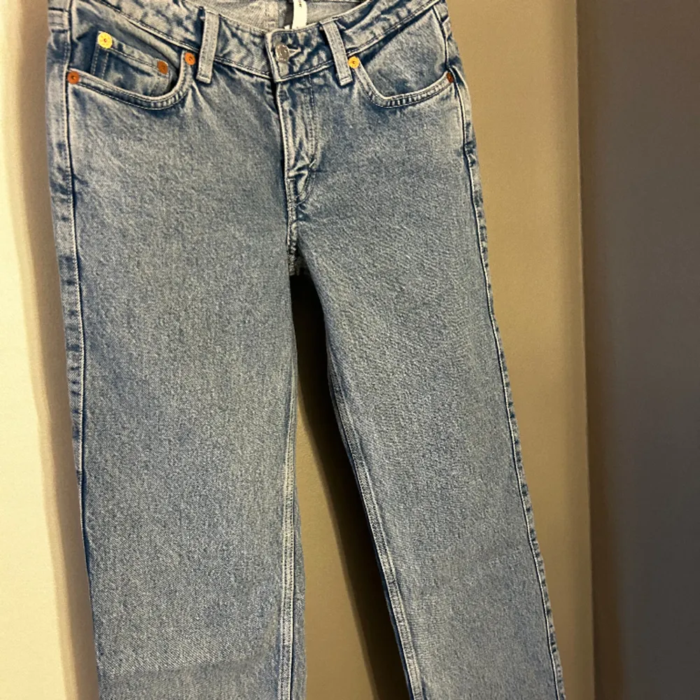 Säljer dessa fina weekday jeans i modellen Arrow. Köpte dem förra sommaren och har bara användt dem 1 gång så dem är i princip helt nya. Dem passar inte mig därav säljer ja dem. . Jeans & Byxor.