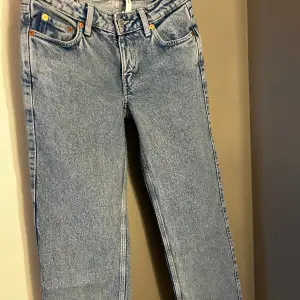 Säljer dessa fina weekday jeans i modellen Arrow. Köpte dem förra sommaren och har bara användt dem 1 gång så dem är i princip helt nya. Dem passar inte mig därav säljer ja dem. 