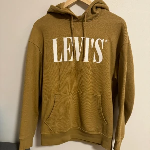Levis hoodie beige/olivgrön - Storlek S men sitter som en M