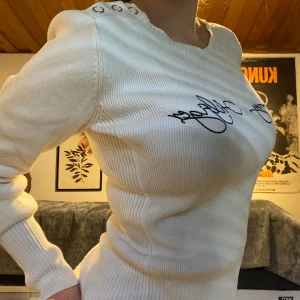 Tommy Hilfiger Tröja - Jätte snygg Tommy Hilfiger tröja, perfekt för hösten och vintern. Jätte bekäm och sitter bra. Knappar pa vänster axel om du vill köra en mer one-off-shoulder look. Säljer för att den inte kommer till användning🤍🩵 kom gärna med prisförslag!