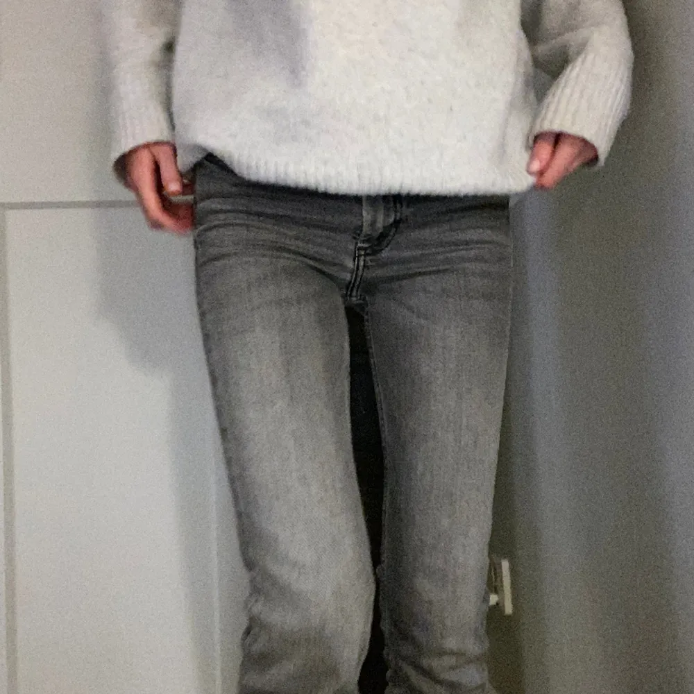 Zara jeans med slits, i storlek 32 väldigt fint skick. skriv om ni har några frågor💕. Jeans & Byxor.