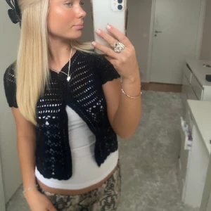 Stickad / virkad kort kofta - Säljer denna korta koftan / bolero. Har du någon fråga är det bara att höra av dig🫶🏻