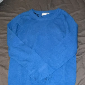 Stickad tröja  - Super snygg corn blå stickad tröja från vila🥰 aldrig använd