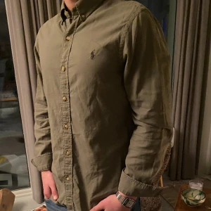 Ralph Lauren skjorta - Denna vara är i nyskick, inga skavanker. Vid snabb affär kan priset förhandlas.
