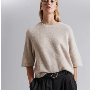 Stickad tröja  - Säljer denna super fina stickade t-shirt från & other stories då den tyvärr inte kommer till användning💕