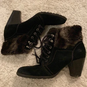 Assnygga vinterpumps  - Jättefina vinterklackar, köpta second hand men aldrig använda av mig. Kan gå ner i pris vid snabb affär!